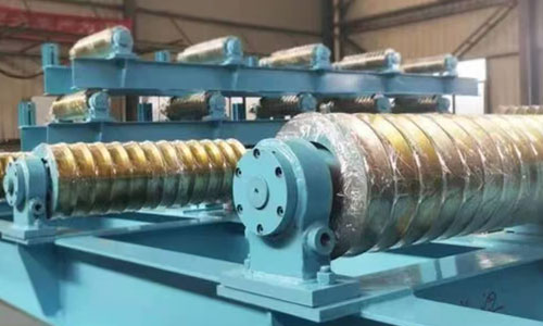 Cooling bed conveyor roller table